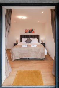a bedroom with a large bed in a room at Elegant Living in Coulsdon: One Bedroom Apartment in Coulsdon