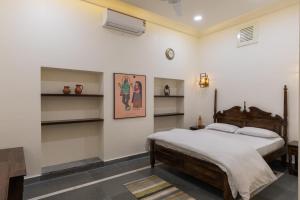 sypialnia z dużym łóżkiem i półkami w obiekcie Heart of the City Homestay by Rashmi w mieście Dżajpur