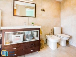 uma casa de banho com um aquário ao lado de um WC em Casa Ànima em Platja d'Aro