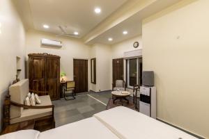 Heart of the City Homestay by Rashmi في جايبور: غرفة معيشة مع سرير ومطبخ
