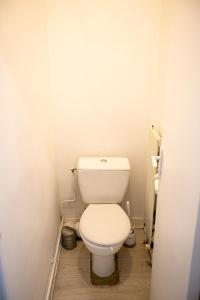 パリにある2 pièces moderne Victor Hugo/Trocaderoのバスルーム(白いトイレ付)が備わります。