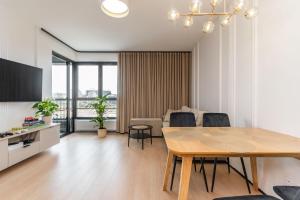 ein Wohnzimmer mit Esstisch und Küche in der Unterkunft Doki - Luxury Voyager by Grand Apartments in Danzig + 13 Fotos