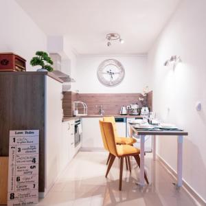 ザグレブにあるFlexible SelfCheckIns 70 / Arena / Garage / Bedroom/ Newのテーブルと壁に時計があるキッチン