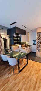 Kuchyň nebo kuchyňský kout v ubytování Harmony Apartmani Arandjelovac + 24 fotografií