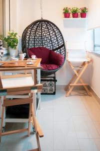 ザグレブにあるFlexible SelfCheckIns 70 / Arena / Garage / Bedroom/ Newの赤い枕と籐の椅子のある部屋