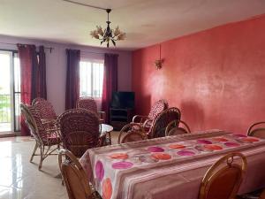 a dining room with a table and chairs at Résidence De Tourisme Villa Bougainville in Pereybere