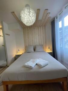 sypialnia z łóżkiem z dwoma ręcznikami w obiekcie Luxueux T2 lumineux unique Saint Claude w mieście Saint-Claude