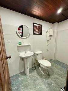 La salle de bains est pourvue de toilettes et d'un lavabo. dans l'établissement Residence Boutique Hotel, à Luang Prabang