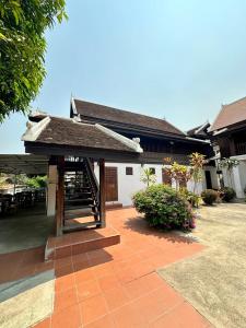 ein Gebäude mit einem Dach und einer Terrasse in der Unterkunft Residence Boutique Hotel in Luang Prabang