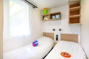 a bedroom with two beds and a window at Vakantiepark Vlinderloo in Enschede