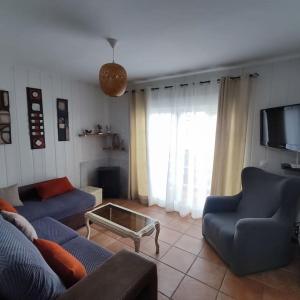 ein Wohnzimmer mit 2 Sofas und einem TV in der Unterkunft Vivienda cerca de Sotogrande in San Enrique de Guadiaro