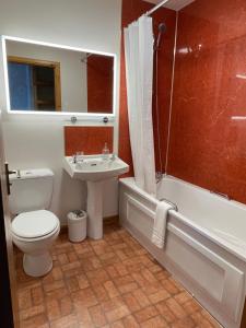 Ένα μπάνιο στο Peaceful Sea View Home only 5 miles from Inverness +13 φωτογραφίες