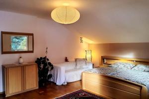 1 dormitorio con 1 cama y 1 silla en CasaLucía - hometel en Puchberg am Schneeberg