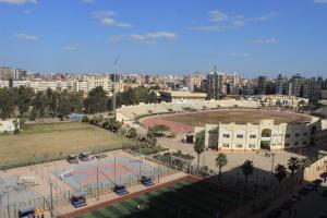 een groot park met een tennisbaan in een stad bij ALMADIAFAH APARTMENT - المضيفة للوحدات الفندقيه in Mansoura