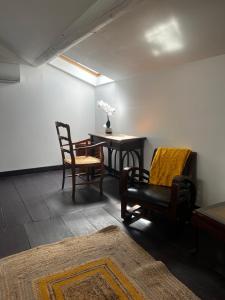 Pokój ze stołem i 2 krzesłami oraz stołem z w obiekcie APPARTEMENT MAGINOT w mieście Bourg-en-Bresse +3 zdjęcia