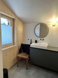 uma casa de banho com um lavatório e um espelho em Top modernes Design Bijoux in Ftan im Unterengadin em Ftan