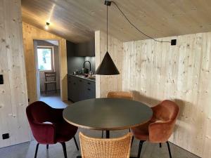 uma cozinha com mesa e cadeiras num quarto em Top modernes Design Bijoux in Ftan im Unterengadin em Ftan