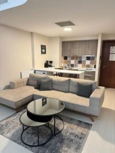 Ataşehir Residance 2+1 في إسطنبول: غرفة معيشة مع أريكة وطاولة