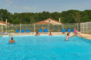 a group of children playing in a swimming pool at maison COSY LES FORGES in Les Forges