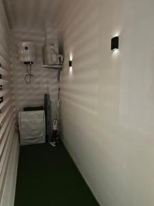 een kamer met een witte muur en een groen tapijt bij Luxury appart securise avec piscine in Agadir