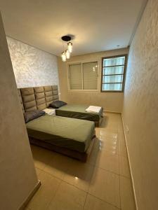 een slaapkamer met 2 bedden en een raam bij Luxury appart securise avec piscine in Agadir