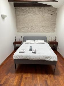 A bed or beds in a room at Spacious Two Story Apartment in the Center of Historic Old Town