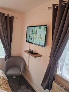 TV a/nebo společenská místnost v ubytování Steyn Guest Lodge