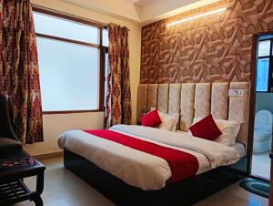 Schlafzimmer mit einem großen Bett und einem Fenster in der Unterkunft The White House - A Four Star Luxury Hotel in Shimla