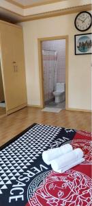 a room with a bathroom with a toilet and a rug at Cody Homestay in Burgos