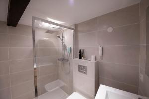 Et badeværelse på La Petite Cour - Atypique, calme et cozy + 16 billeder