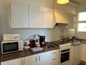 Kuchyňa alebo kuchynka v ubytovaní Apartamento con jardín a 11 metros de la playa. B3.