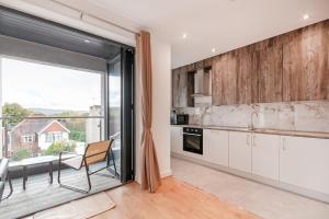 A cozinha ou kitchenette de Cozy Two Bedrooms Flat in Coulsdon, CR5
