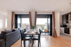 een woonkamer met een tafel en een bank bij Cozy Two Bedrooms Flat in Coulsdon, CR5 in Coulsdon