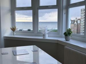 a window seat with a view of the ocean at Beautiful Penthouse By Seafront in Brighton & Hove