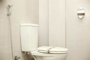 - une salle de bains avec des toilettes blanches dans une cabine dans l'établissement The Blue Haze Weligama, à Weligama