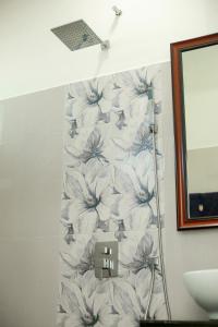 The Blue Haze Weligama في يليغاما: حمام به لوحة جدارية على الحائط