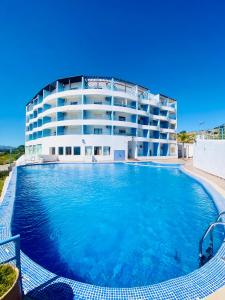 een groot zwembad voor een gebouw bij Cabo Dream Apparthotel in Cabo Negro
