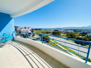 een balkon met uitzicht op de stad bij Cabo Dream Apparthotel in Cabo Negro