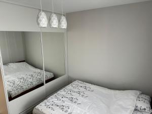 Un pat sau paturi într-o cameră la Apartament Wacyn Idea