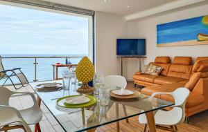 sala de estar con vistas al océano en Awesome Apartment In Giardini Naxos With Wifi, en Giardini Naxos