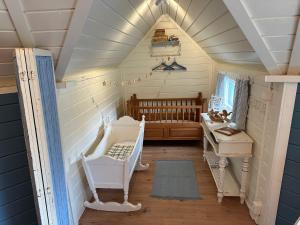 um pequeno quarto no sótão com um lavatório e uma secretária em B&B Cosy Garden em Alblasserdam