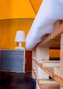 a person foot on top of a table with a lamp w obiekcie Glamping Camp Faro w Faro
