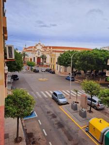 una calle de la ciudad con coches aparcados frente a un edificio en RAYMAR HOUSE en Melilla