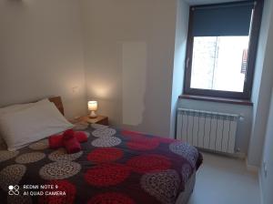 een slaapkamer met een bed met rode kussens erop bij Sweet Home in Tolmezzo
