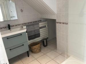 a bathroom with a sink and a mirror at Meublé 3 étoiles, proche Plages débarquement dans les Marais du Cotentin à Carentan in Carentan +30 photos