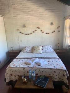 Ένα ή περισσότερα κρεβάτια σε δωμάτιο στο La Casa del Árbol Chacras de Coria