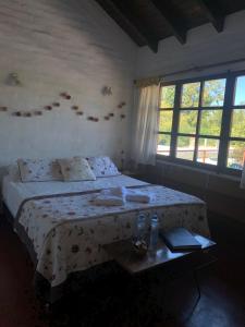 Ένα ή περισσότερα κρεβάτια σε δωμάτιο στο La Casa del Árbol Chacras de Coria