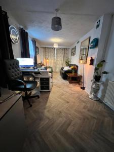TV a/nebo společenská místnost v ubytování Steyn Guest Lodge