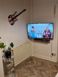 TV a/nebo společenská místnost v ubytování Steyn Guest Lodge