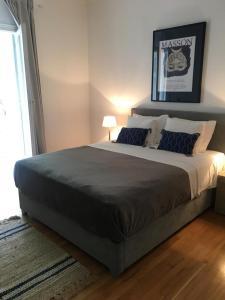 sypialnia z dużym łóżkiem w pokoju w obiekcie Cutie by Stylish Stays w Atenach